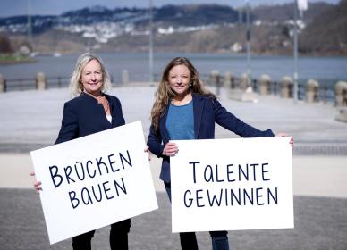 Zwei Frauen mit Schildern am Deutschen Eck in Koblenz