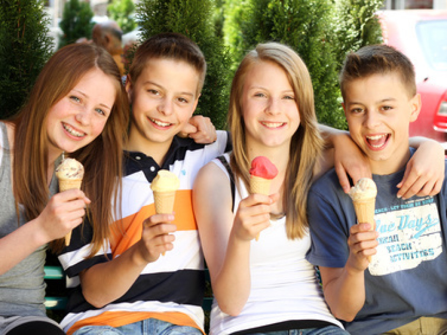 Vier Kinder essen Eis