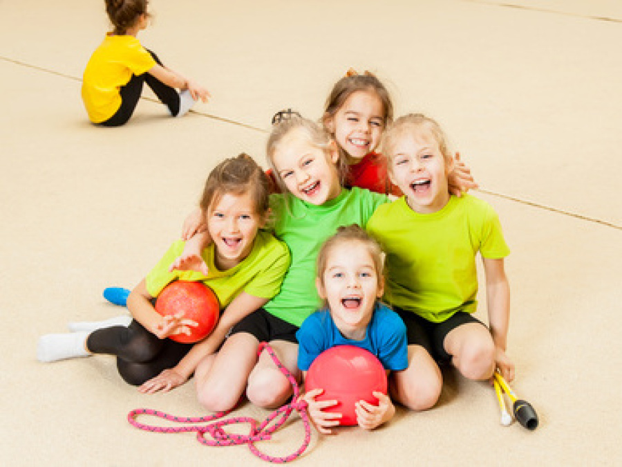 Fünf Kinder beim Sport