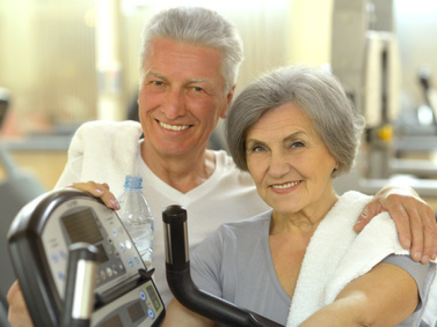 Älterer Mann und ältere Frau im Fitnessstudio