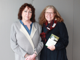 Birgit Musubahu Gleichstellungsbeauftragte der VG Puderbach, mit Doris Manroth, Autorin