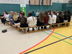 Mädchen bei Selbstverteidigungskurs