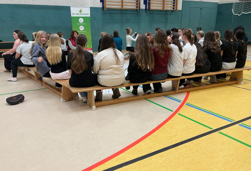 Mädchen bei Selbstverteidigungskurs