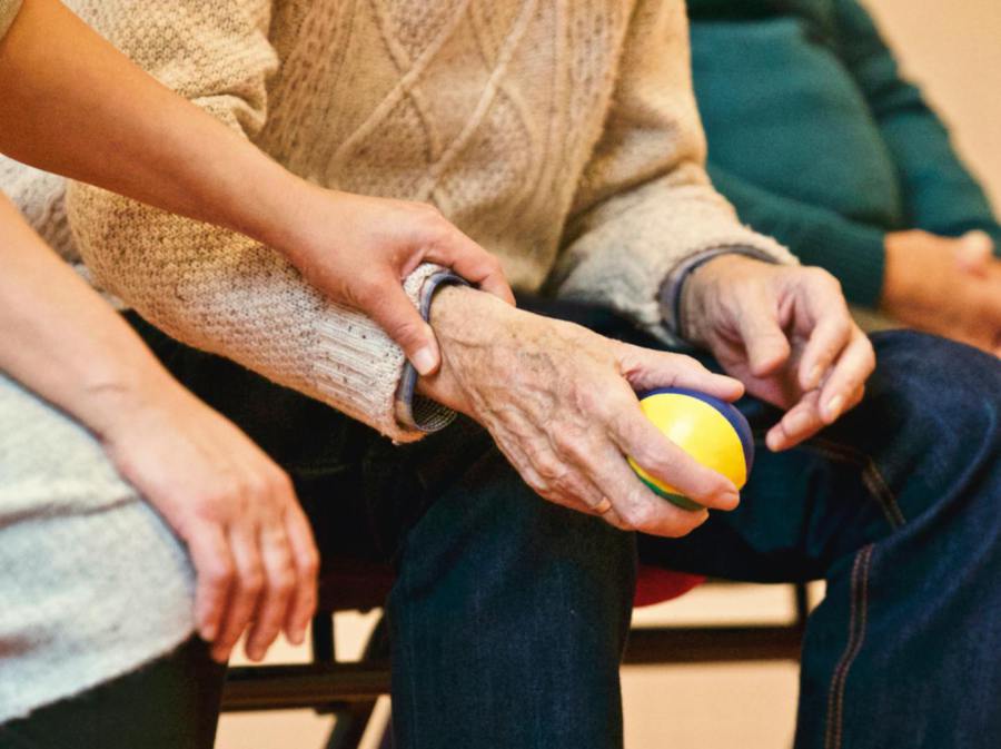 Älterer Mann trainiert seine Hand mit Ball