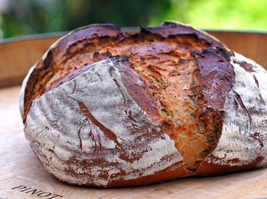 Brot liegt auf Tablett