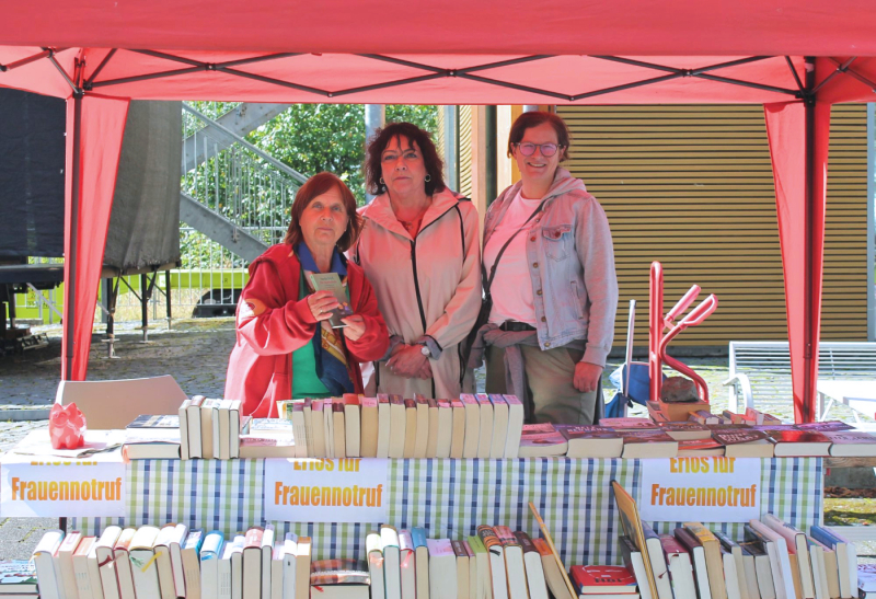 Gleichstellungsbeauftragte und zwei Mithelferinnen beim Bücherbasar für den Frauennotruf