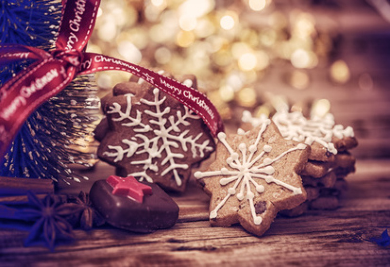 Plätzchen und Lichterkette auf Tisch