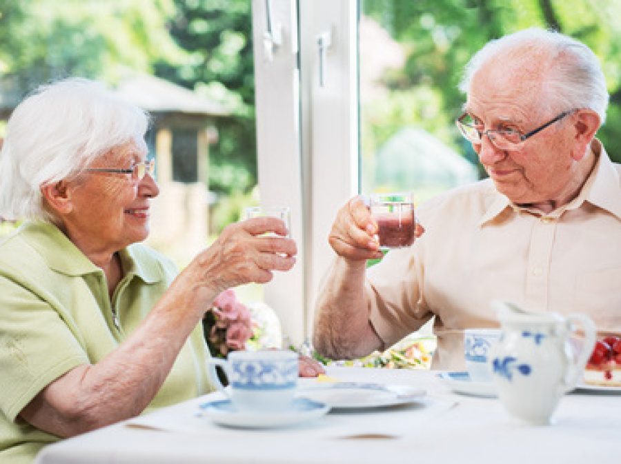 Zwei ältere Menschen trinken Kaffee zusammen