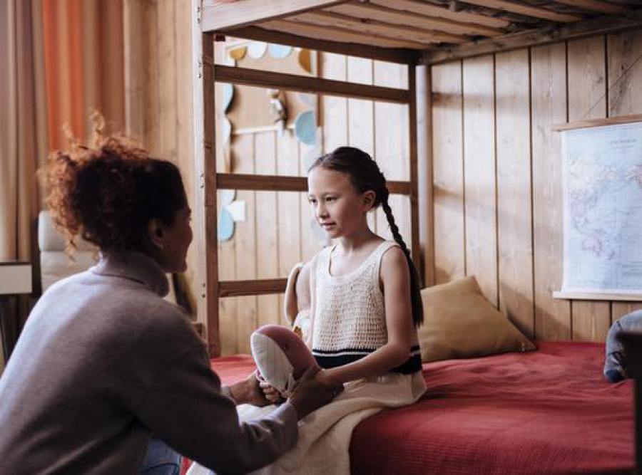 Mutter redet mit Tochter