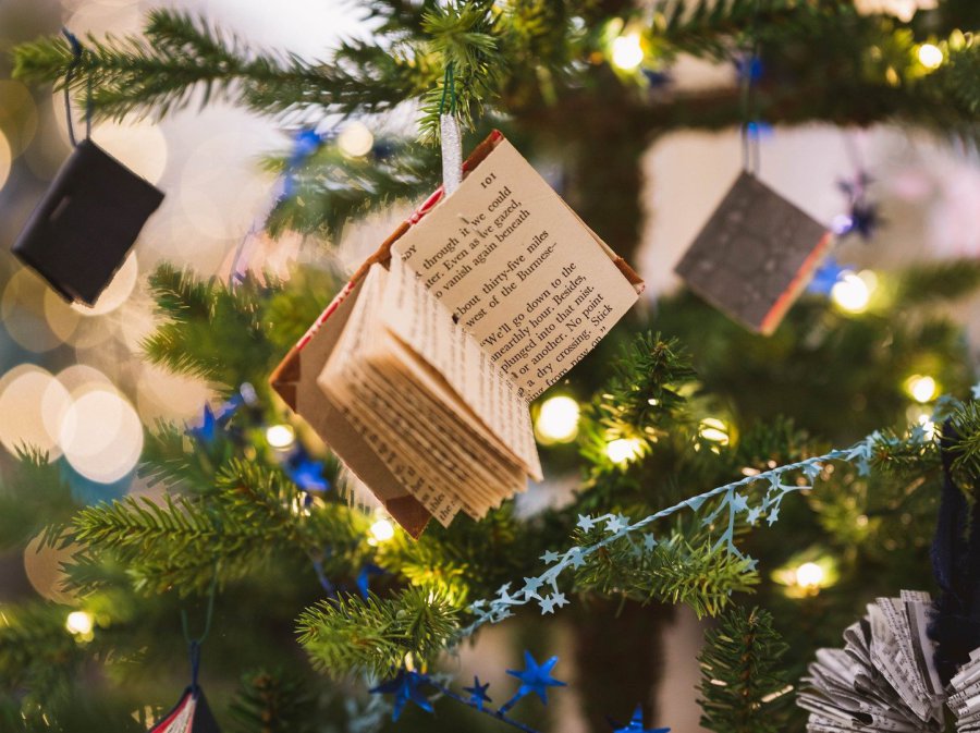Weihnachtsbaum mit kleinen Büchern