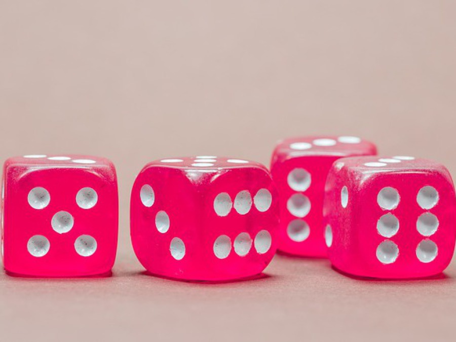 Vier pinke Würfel mit weißen Augen