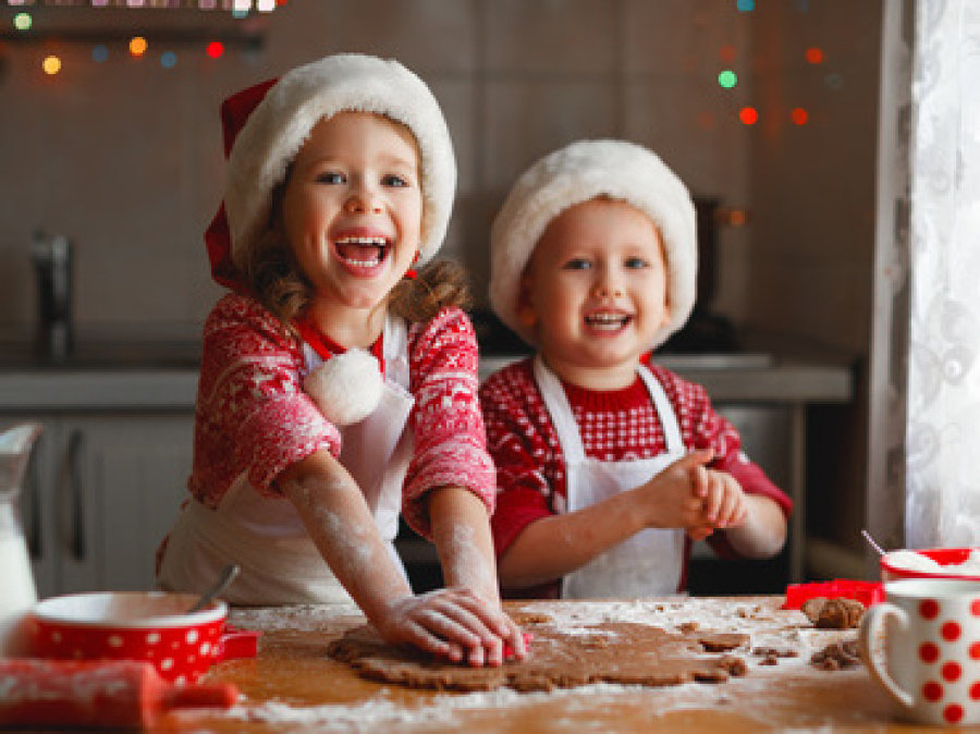 Zwei Kinder beim Plätzchenbacken