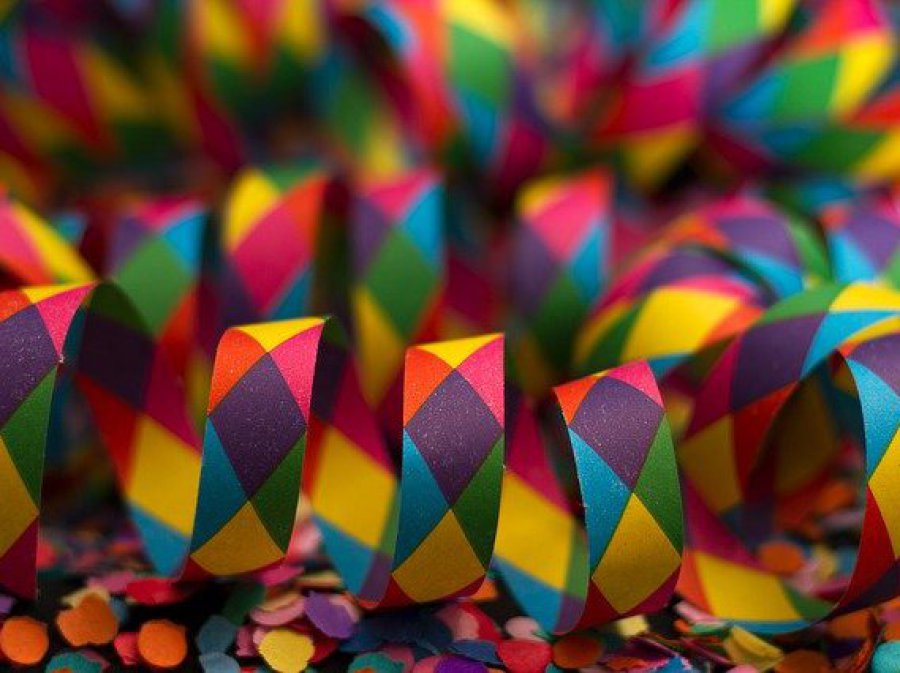 Bunte Luftschlangen und Konfetti