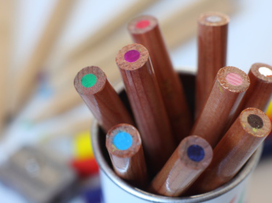 Buntstifte in einer Dose