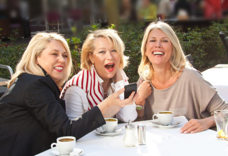 Gleichstellungsbeauftragte und zwei Seniorinnen