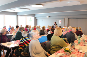 Besucherinnen des Offen Frauentreffs sitzen an Tischen und frühstücken
