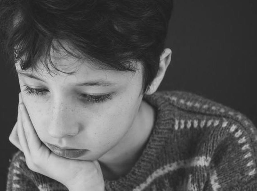 Trauriger Junge schwarz-weiß