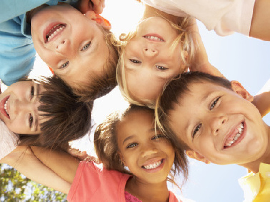 Kinder schauen von oben in Kamera