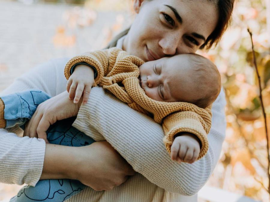 Mutter hält Baby im Arm