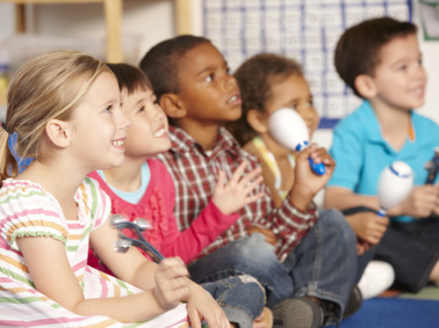 Kinder beim Musizieren