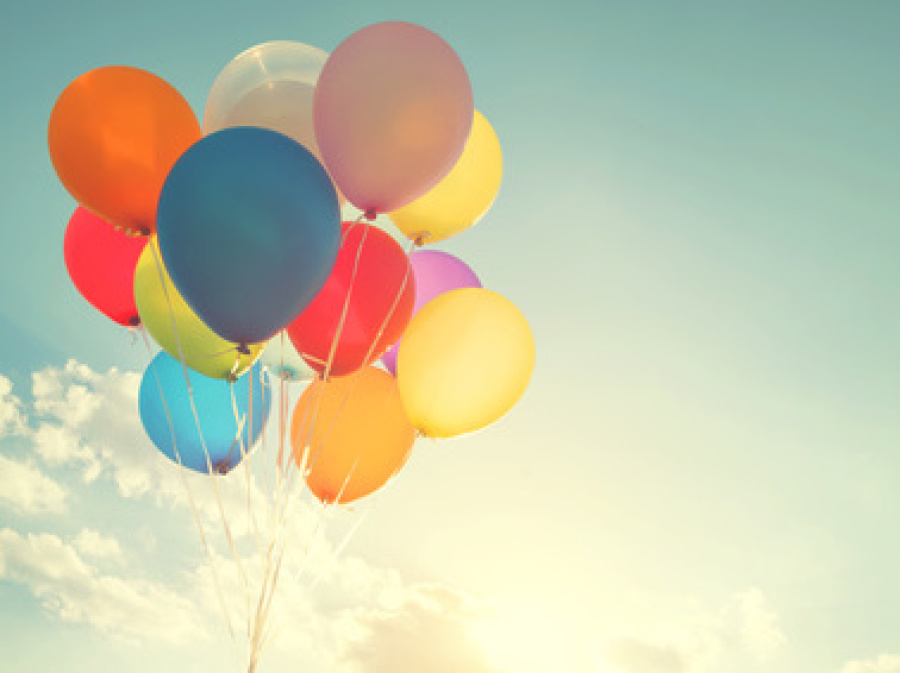Bunte Luftballons vor blauem Himmel